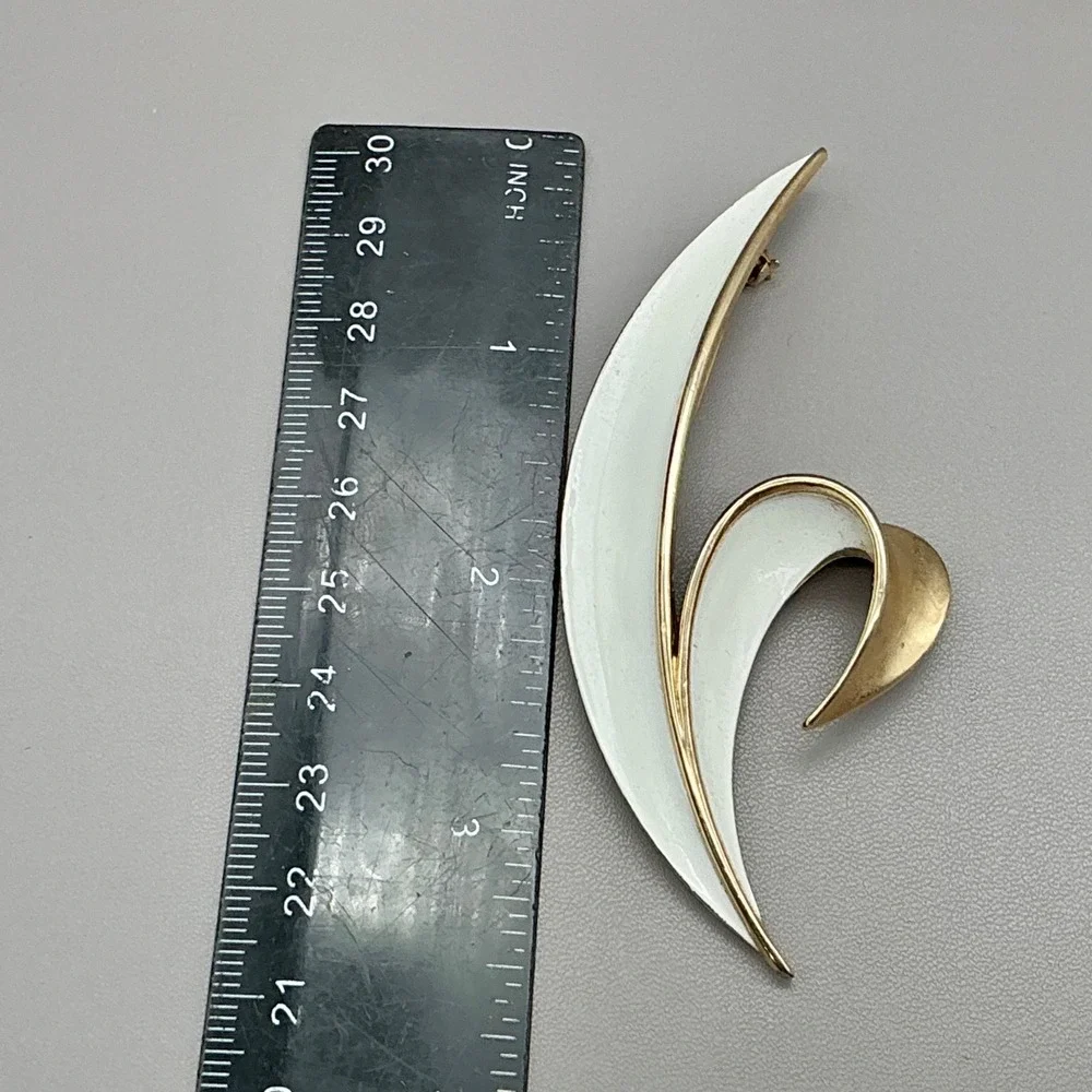 Trifari Brooch Women White Gold Tone Enamel Abstract Swirl Leaf Vintage Jewelry
